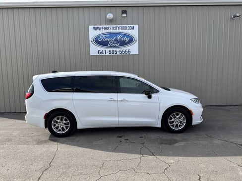 Used 2025 Chrysler Pacifica Select image 6
