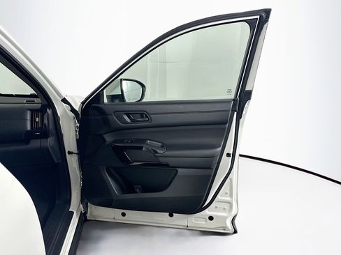 Used 2025 Nissan Pathfinder SV image 31