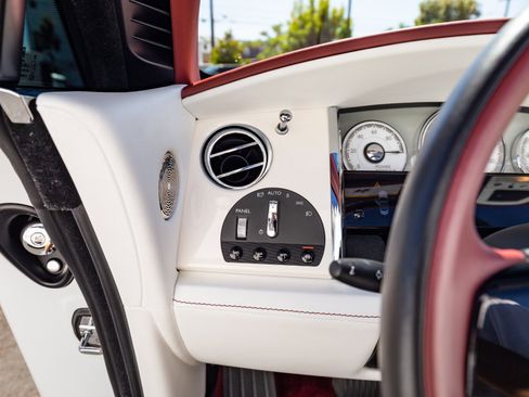 Used 2017 Rolls-Royce Dawn image 53