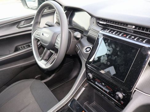 Used 2023 Jeep Grand Cherokee L Laredo image 9