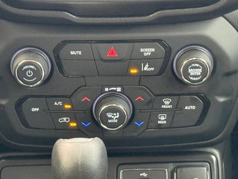 Used 2023 Jeep Renegade Latitude AWD/4WD image 24