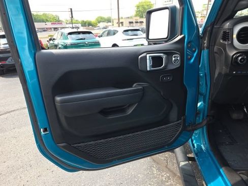 Used 2024 Jeep Wrangler Unlimited w/ Convenience Group AWD/4WD image 10