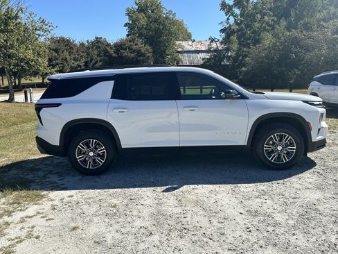 Used 2025 Chevrolet Traverse LT image 4