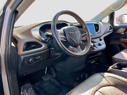 Used 2017 Chrysler Pacifica Limited w/ Advanced Safetytec Group FWD image 9