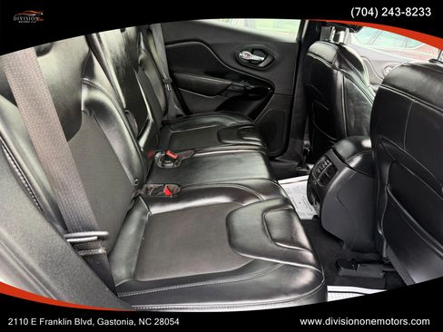 Used 2019 Jeep Cherokee Latitude Plus FWD image 19