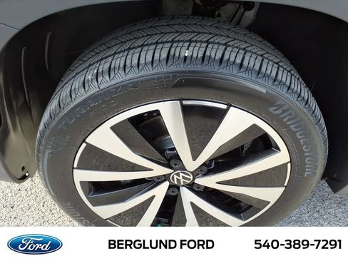 Used 2024 Volkswagen Taos SE image 11