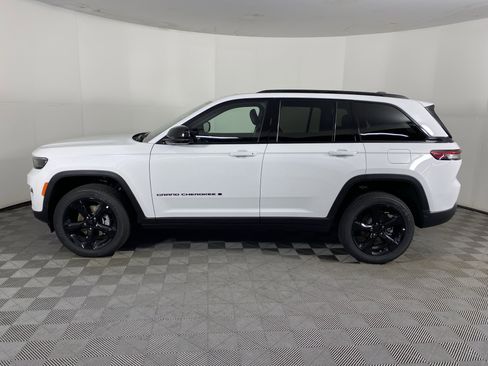 New 2025 Jeep Grand Cherokee Altitude image 10