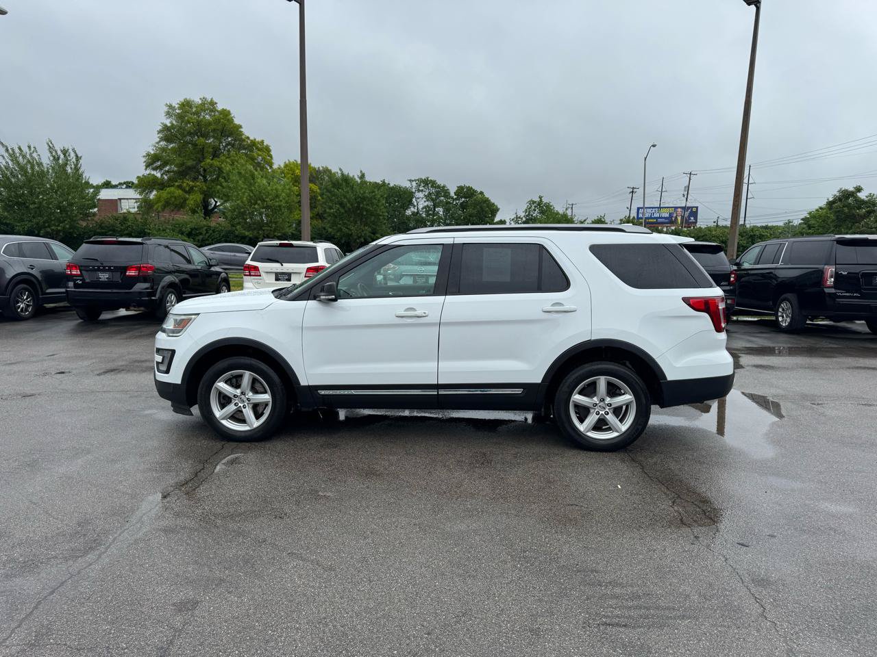 Used 2017 Ford Explorer XLT AWD/4WD image 6