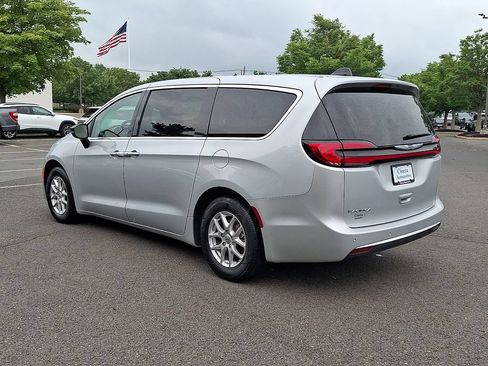 Used 2024 Chrysler Pacifica Touring-L FWD image 7