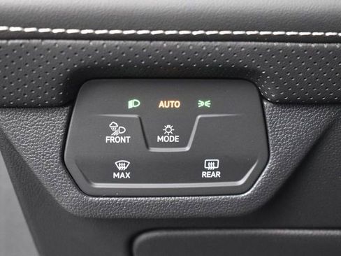 Used 2025 Volkswagen Atlas SE image 19