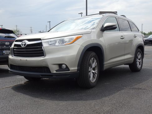 Used 2014 Toyota Highlander XLE FWD image 1