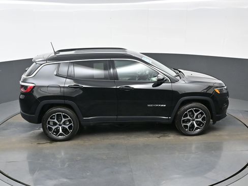 Used 2025 Jeep Compass Limited image 38