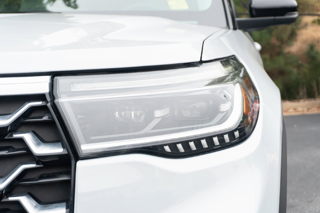Used 2025 Ford Explorer Platinum w/ LUX Leather Package AWD/4WD image 6