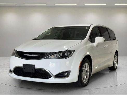 Used 2018 Chrysler Pacifica Touring Plus w/ Tire & Wheel Group FWD image 18