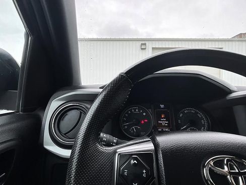 Used 2022 Toyota Tacoma TRD Sport AWD/4WD image 31