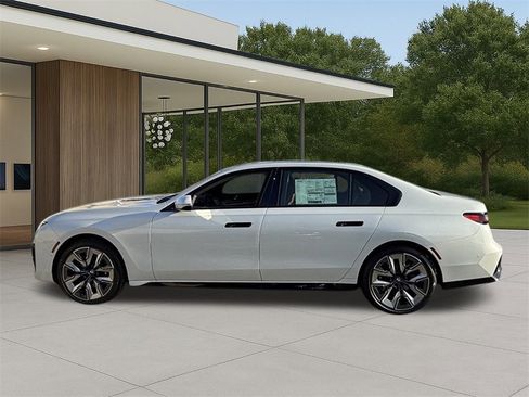 New 2025 BMW 760i xDrive w/ Premium Package image 9