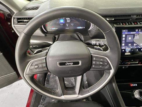 Used 2023 Jeep Grand Cherokee Laredo image 11