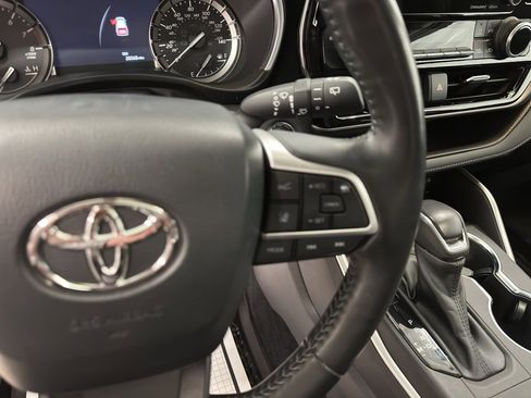 Used 2022 Toyota Highlander XLE image 23