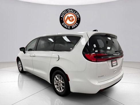 Used 2024 Chrysler Pacifica Touring-L FWD image 5