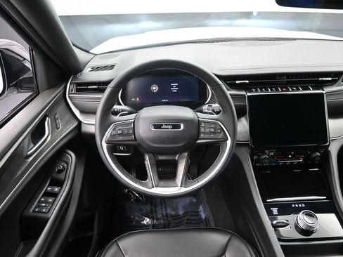 Used 2025 Jeep Grand Cherokee Limited image 24