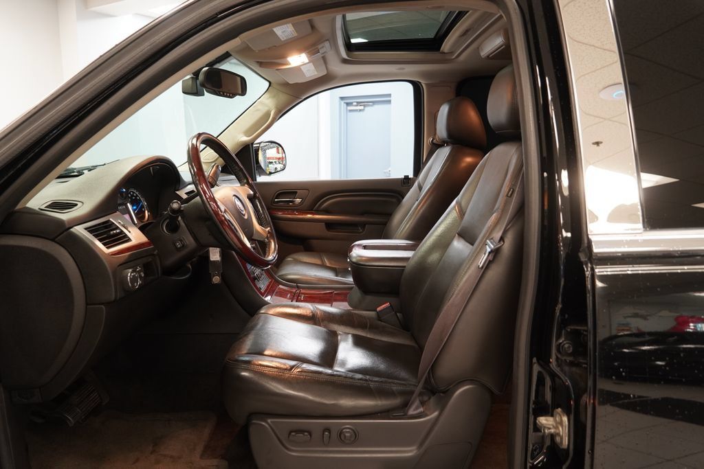 Used 2013 Cadillac Escalade ESV Premium AWD/4WD image 6
