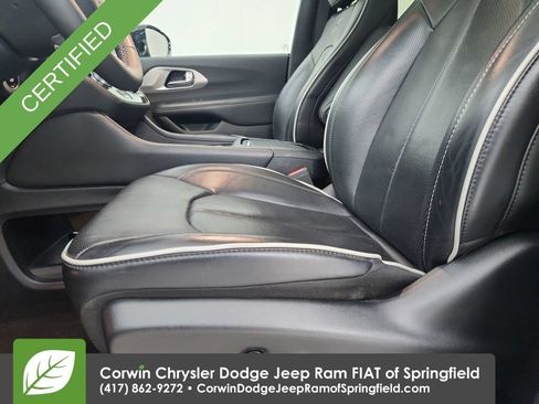 Certified 2025 Chrysler Pacifica Limited FWD image 19