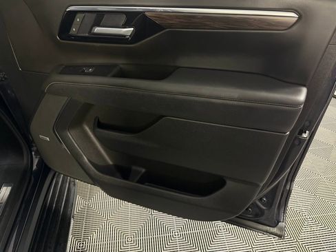 Used 2025 Chevrolet Suburban Premier image 32