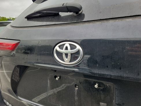 Used 2021 Toyota Highlander XLE FWD image 17