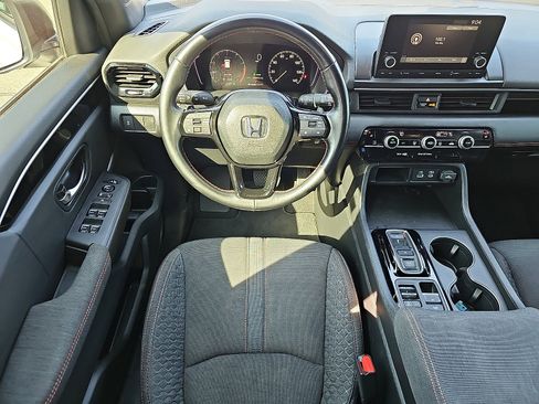 Used 2025 Honda Pilot Sport image 13