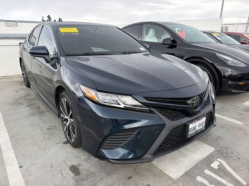 Used 2019 Toyota Camry SE FWD image 3