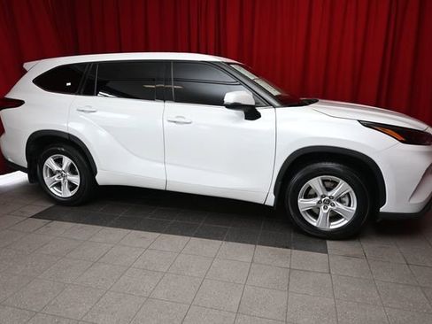 Certified 2022 Toyota Highlander LE image 8