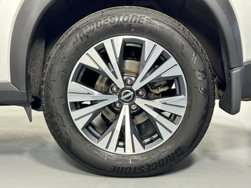 Used 2022 Nissan Rogue SV w/ SV Premium Package image 37