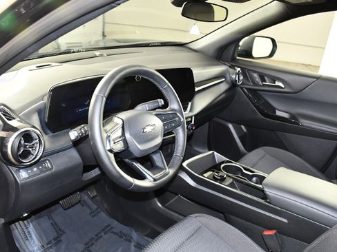 Used 2026 Chevrolet Equinox LT AWD/4WD image 2