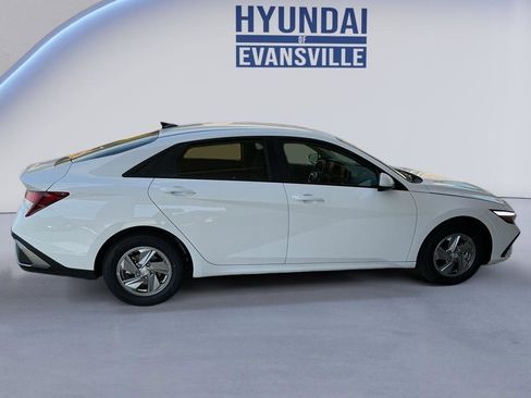 New 2026 Hyundai Elantra SE FWD image 4
