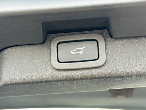 Used 2019 Land Rover Discovery SE image 14