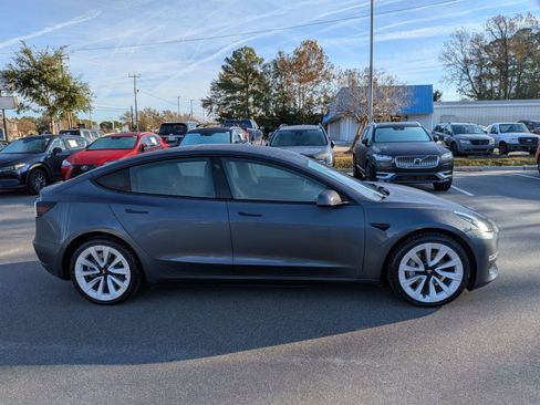 Used 2022 Tesla Model 3 Standard Range image 2