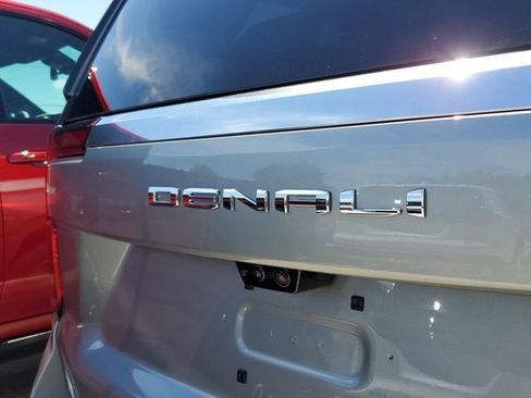 New 2026 GMC Yukon XL Denali w/ Denali Reserve Package RWD image 9