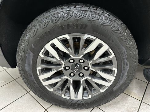 Certified 2025 Chevrolet Suburban Z71 image 15