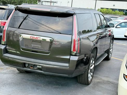 Used 2017 GMC Yukon XL SLT AWD/4WD image 6