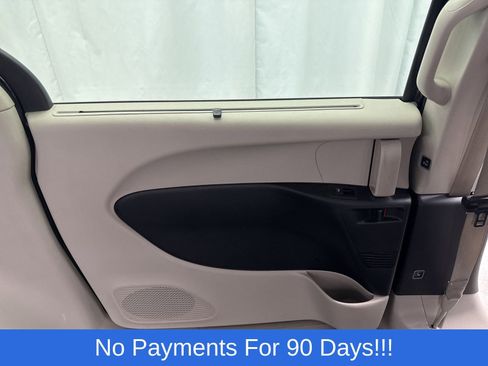 Used 2023 Chrysler Pacifica Touring-L FWD image 36