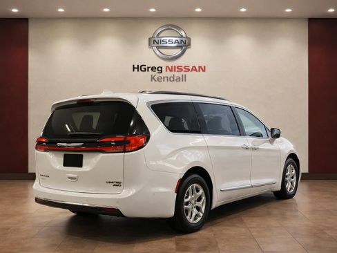 Used 2021 Chrysler Pacifica Limited w/ Premium & Safety Sphere Group image 2