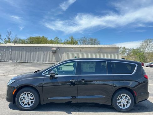 New 2027 Chrysler Pacifica Select FWD image 5