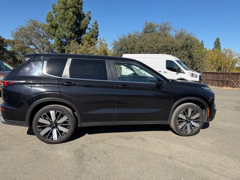 Used 2025 Mitsubishi Outlander SE FWD image 6