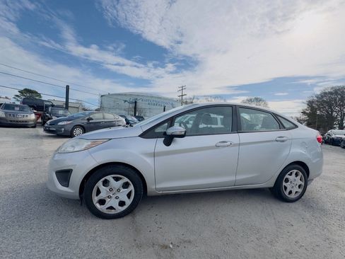 Used 2013 Ford Fiesta SE image 3