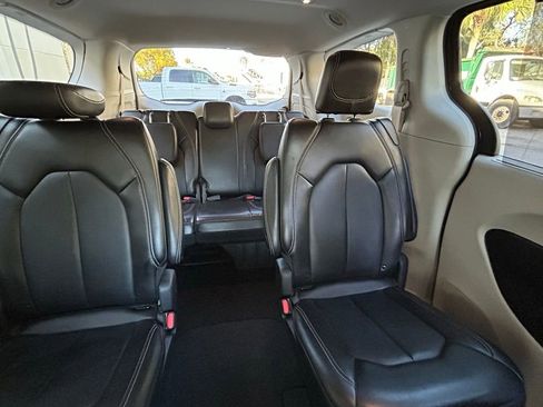 Used 2024 Chrysler Pacifica Touring-L image 14