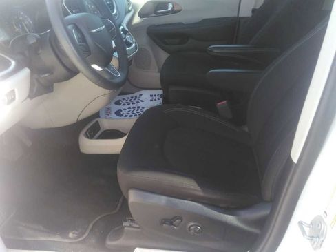Used 2023 Chrysler Voyager LX FWD image 3
