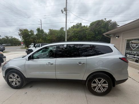 Used 2017 Chevrolet Traverse LT image 4