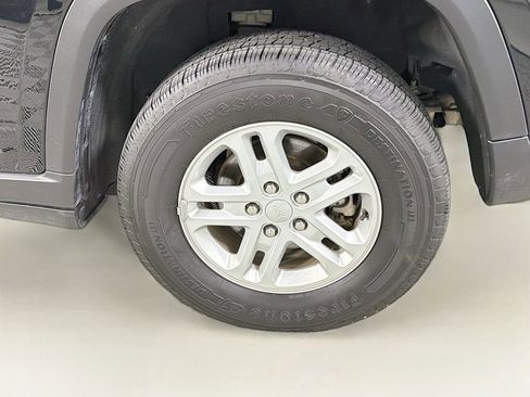 Used 2024 Jeep Grand Cherokee Laredo RWD image 29