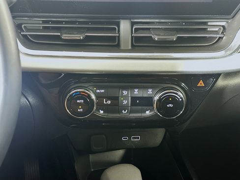 Used 2025 Chevrolet Trax LT w/ LT Convenience Package image 23