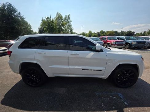 Used 2017 Jeep Grand Cherokee Altitude AWD/4WD image 4